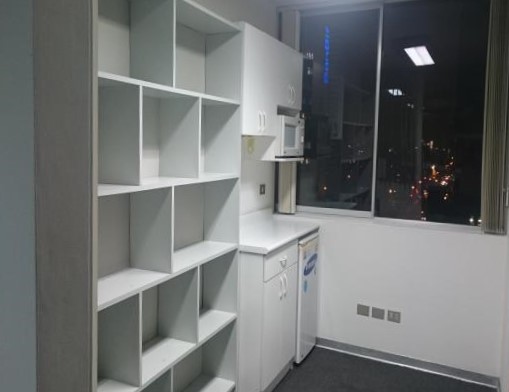 Oficina en Alquiler en Centro Empresarial de San Isidro $1,200 A.C. 96 mt. Cochera
