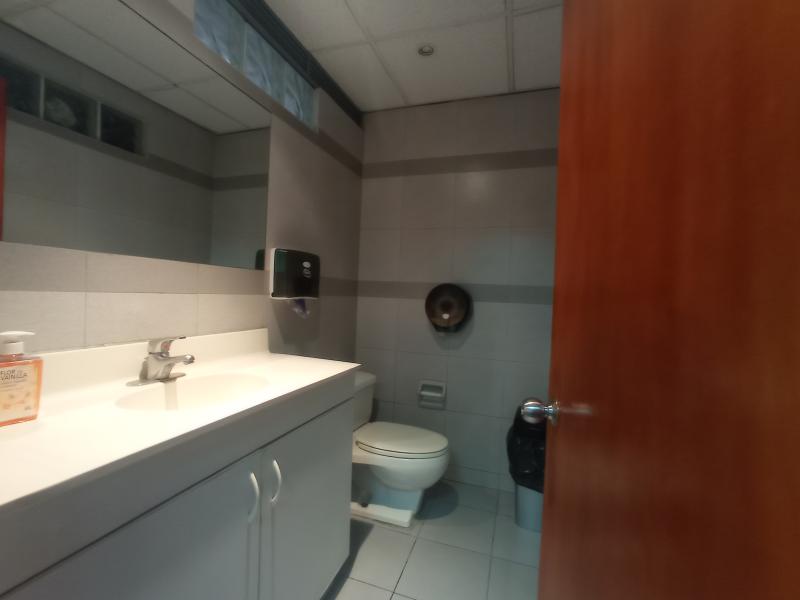 Oficina en Alquiler en Centro Empresarial de San Isidro $1,200 A.C. 96 mt. Cochera