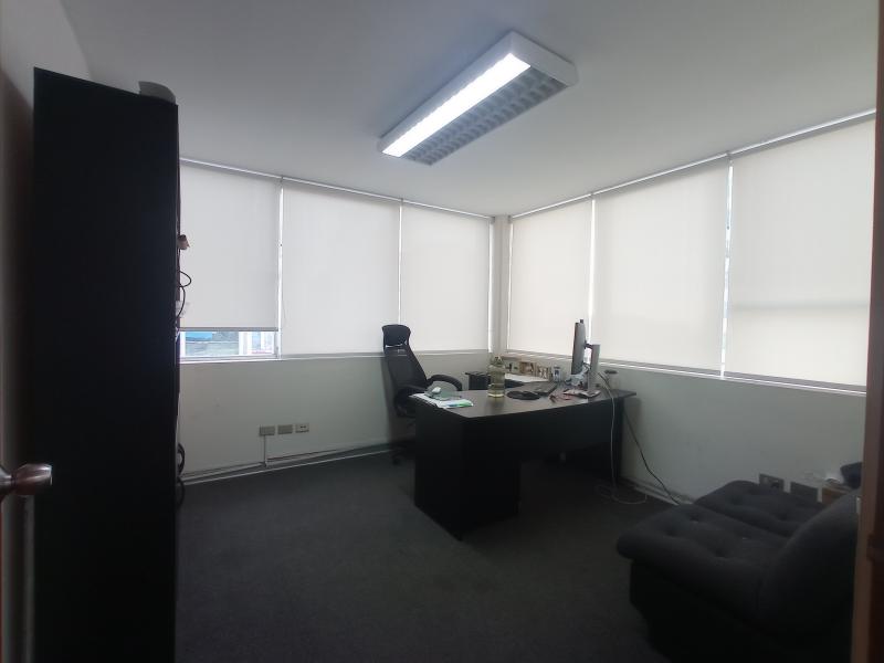 Oficina en Alquiler en Centro Empresarial de San Isidro $1,200 A.C. 96 mt. Cochera