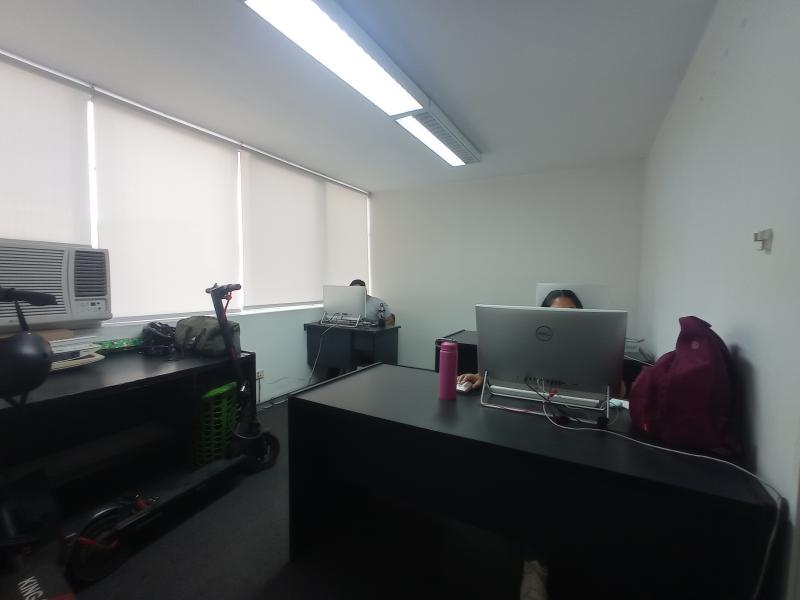 Oficina en Alquiler en Centro Empresarial de San Isidro $1,200 A.C. 96 mt. Cochera
