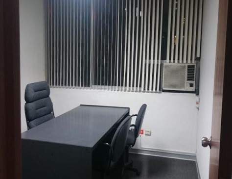 Oficina en Alquiler en Centro Empresarial de San Isidro $1,200 A.C. 96 mt. Cochera