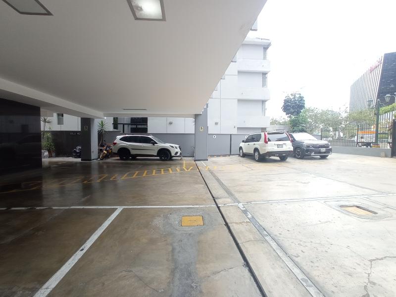 Oficina en Alquiler en Centro Empresarial de San Isidro $1,200 A.C. 96 mt. Cochera