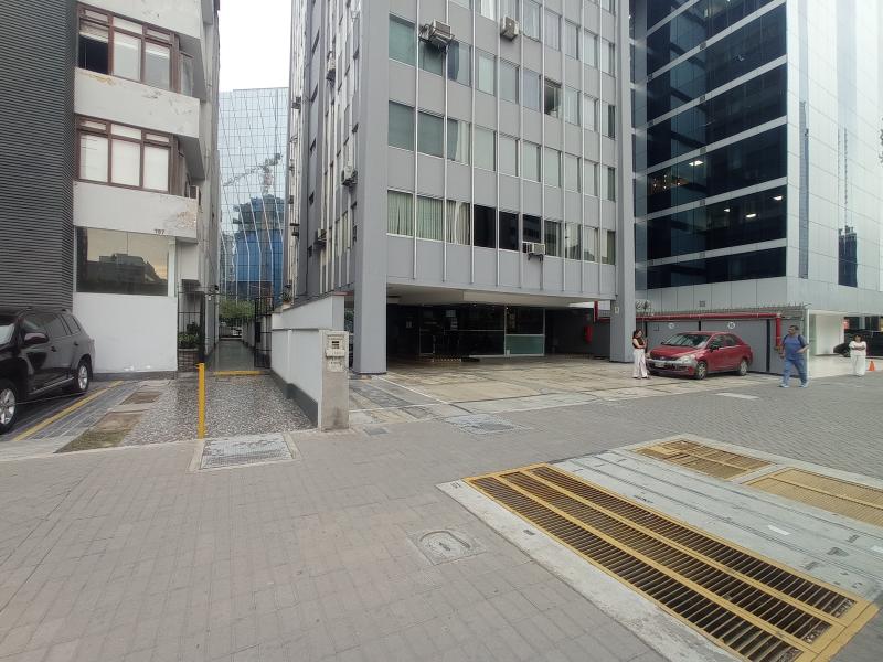 Oficina en Alquiler en Centro Empresarial de San Isidro $1,200 A.C. 96 mt. Cochera