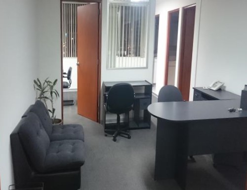 Oficina en Alquiler en Centro Empresarial de San Isidro $1,200 A.C. 96 mt. Cochera