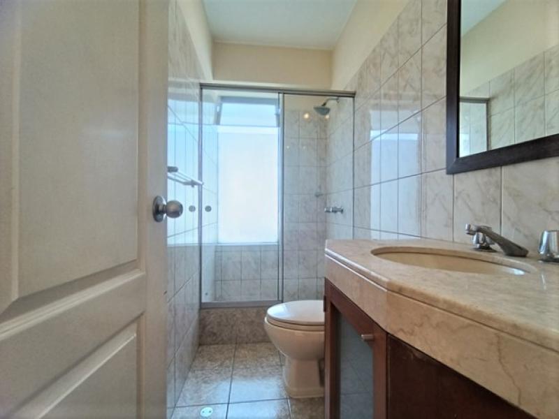 Dpto. Dúplex en Alquiler en Urb. La Aurora Miraflores 3 Dormitorios $1,500  A.O. 233 mt.