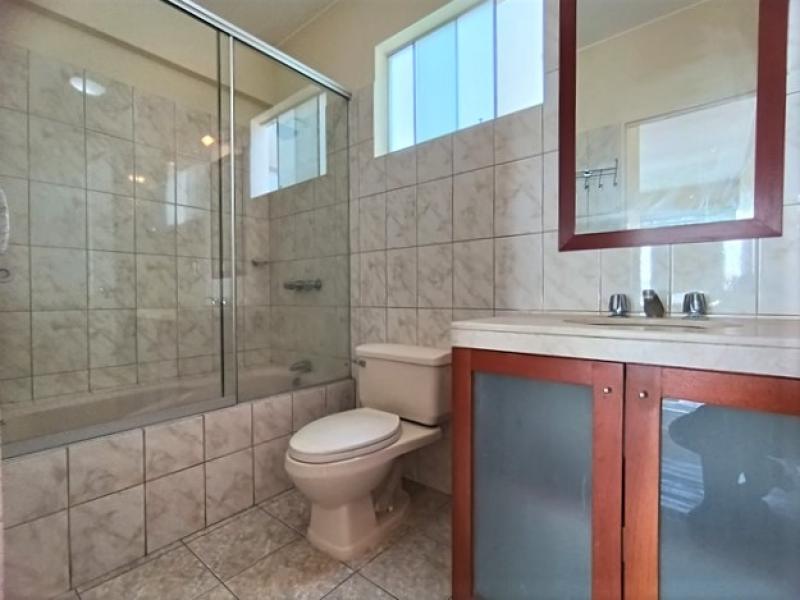 Dpto. Dúplex en Alquiler en Urb. La Aurora Miraflores 3 Dormitorios $1,500  A.O. 233 mt.