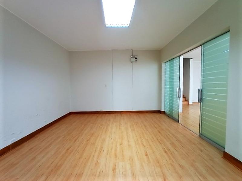 Casa Ideal oficina Administrativa Puerta Cerrada en Alquiler Urb. Santa Rita Surco $2,200