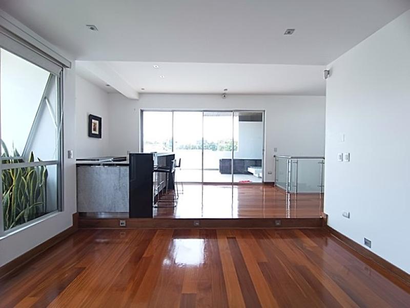 Exclusiva Residencia en Venta en Urb. Aurora Miraflores 4 Dormitorios 4 Baños A.T  315 mt.