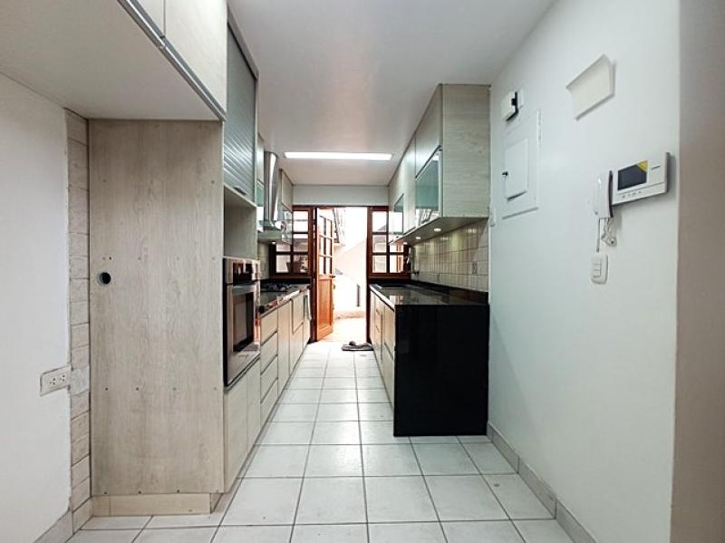 Casa en ALQUILER en Monterrico Surco JARDIN 5 dormitorios A.T. 300 mt. $2,500