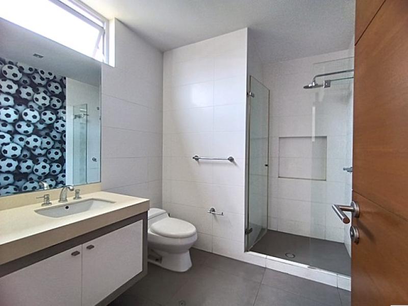 Exclusiva Residencia en Venta en Urb. Aurora Miraflores 4 Dormitorios 4 Baños A.T  315 mt.