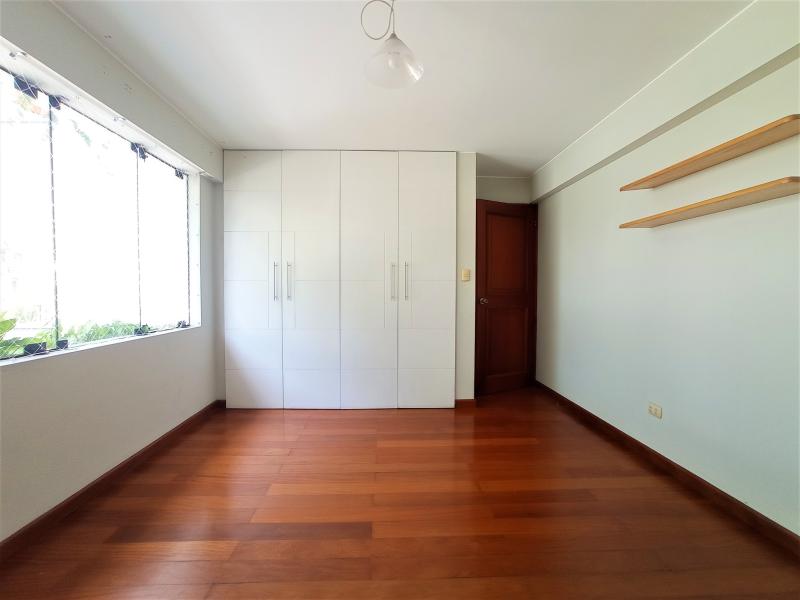 Excelente Dpto. Alq. s/m en la Zona de Chacarilla, Surco 3 Dorm. $1,300 A.C. 200 mt