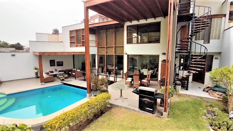 Casa en Venta en la Urb. El Corregidor La Molina Piscina 660 mt. de Jardín $1,150,000