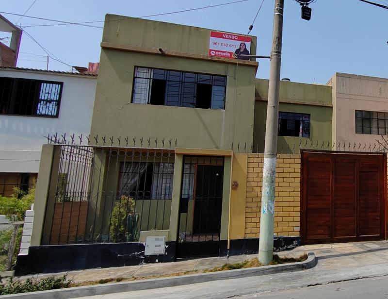 Casa en Venta en Urb. Huaquillay Comas de 2 Plantas 3 dormitorios $160,000 A.T. 160 mt.