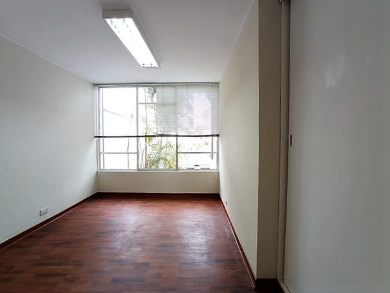 Casa Ideal oficina Administrativa Puerta Cerrada en Alquiler Urb. Santa Rita Surco $2,200