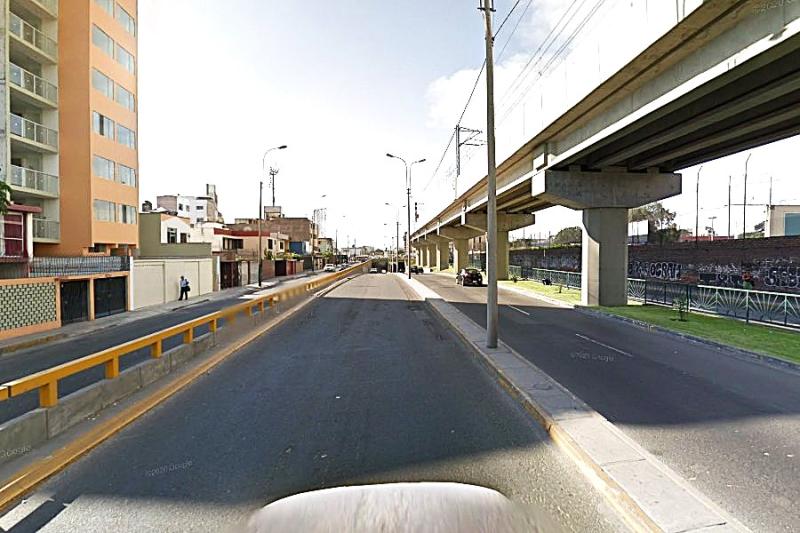 Excelente Terreno en Esquina en Venta en Surco Parámetros para 10 Pisos A.T. 475.99 Mt.