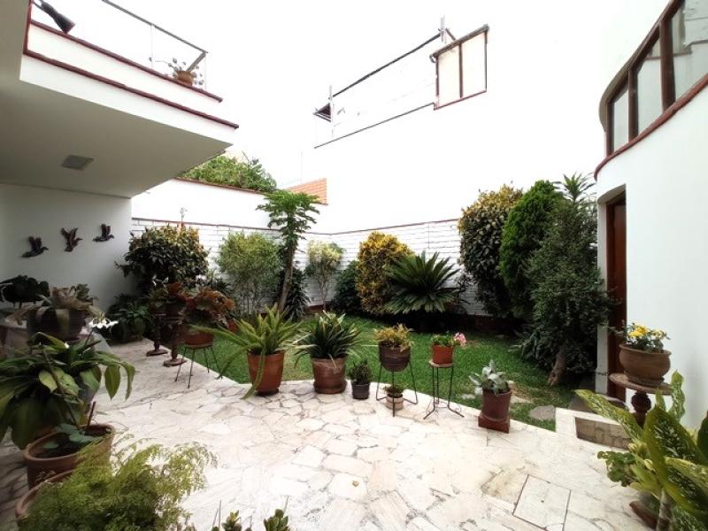 Casa en Venta en Miraflores 2 Plantas 5 Dormitorios $649,000 A.T. 301