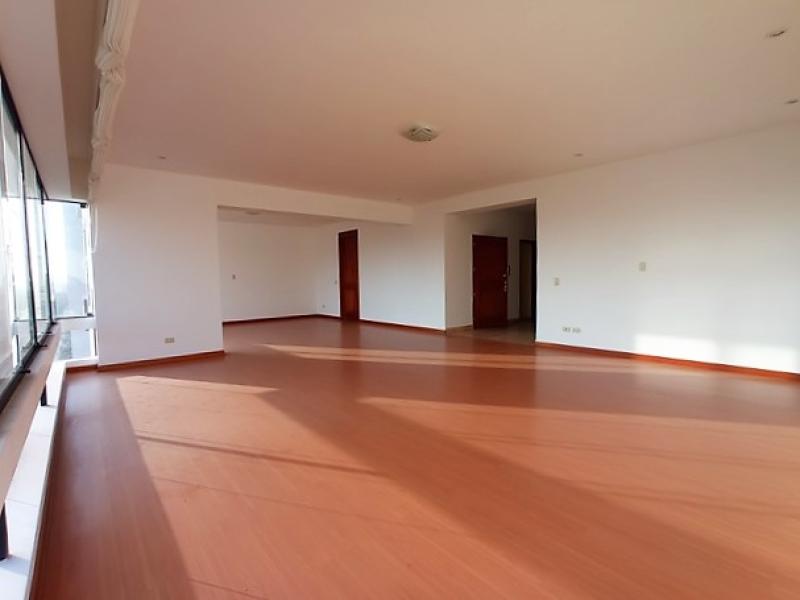 Departamento en Alquiler vista al Golf San Isidro 4 dormitorios 320 mt. $2,500