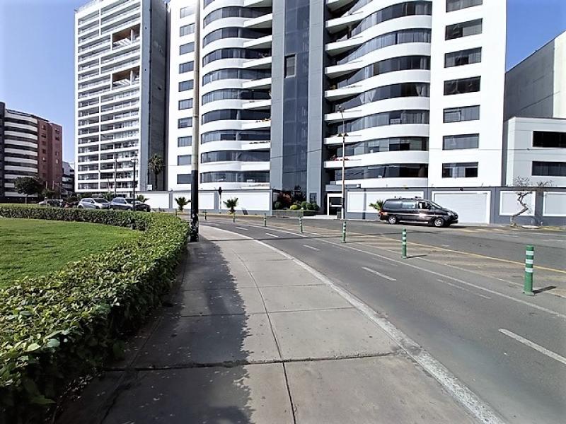 Exclusivo Dpto. Frente al Mar en Malecón Cisneros en Alquiler 3 Dorm. A.C. 198 mt. $2,400