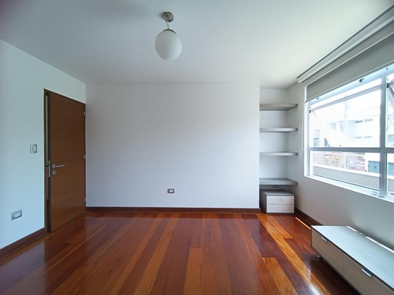 Exclusiva Residencia en Venta en Urb. Aurora Miraflores 4 Dormitorios 4 Baños A.T  315 mt.