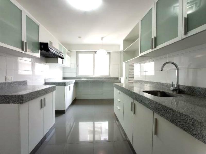 Departamento Dúplex en Alquiler Urb. Aurora Miraflores 3 Dormitorios $1,450 A.C. 170 mt.