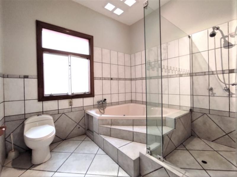 Casa en Alquiler en Zona Exclusiva de San Isidro  4 Dormitorios
