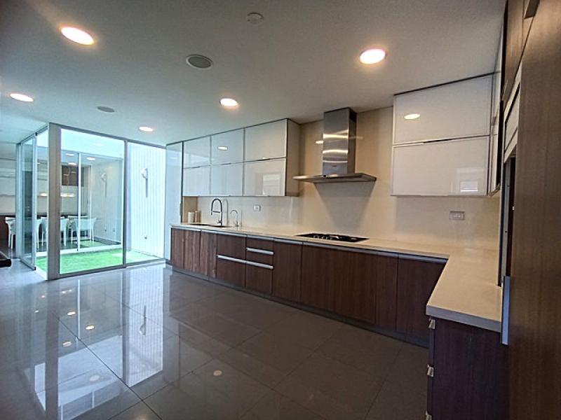 Exclusiva Residencia en Venta en Urb. Aurora Miraflores 4 Dormitorios 4 Baños A.T  315 mt.