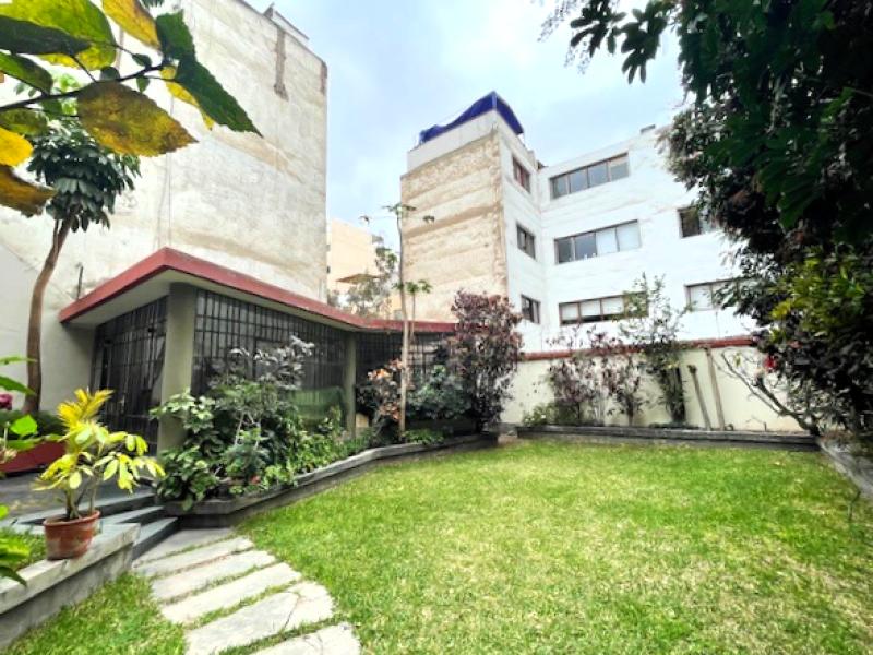 Casa Como Terreno en Venta Frente a Parque Para 7 Pisos $720,000 A.T. 301 mt.