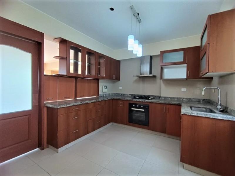 Dpto. Dúplex en Alquiler en Urb. La Aurora Miraflores 3 Dormitorios $1,500  A.O. 233 mt.