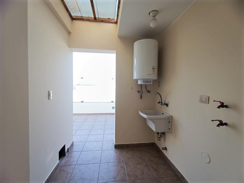 Dpto. Dúplex en Alquiler en Urb. La Aurora Miraflores 3 Dormitorios $1,500  A.O. 233 mt.