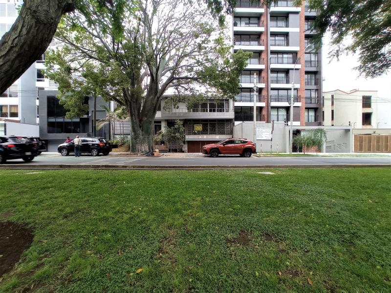 Casa como Terreno en Venta Urb. El Palomar San Isidro Zonificación 7 Pisos $819,000