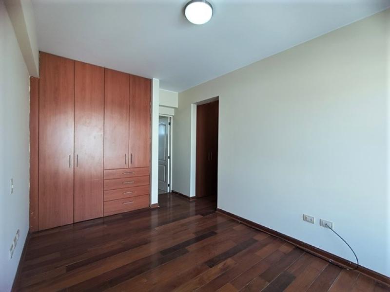 Dpto. Dúplex en Alquiler en Urb. La Aurora Miraflores 3 Dormitorios $1,500  A.O. 233 mt.