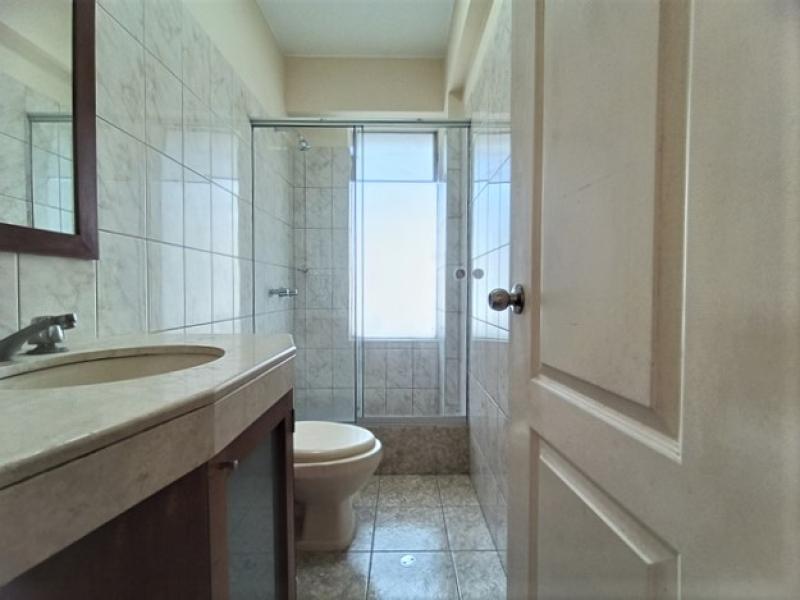 Dpto. Dúplex en Alquiler en Urb. La Aurora Miraflores 3 Dormitorios $1,500  A.O. 233 mt.