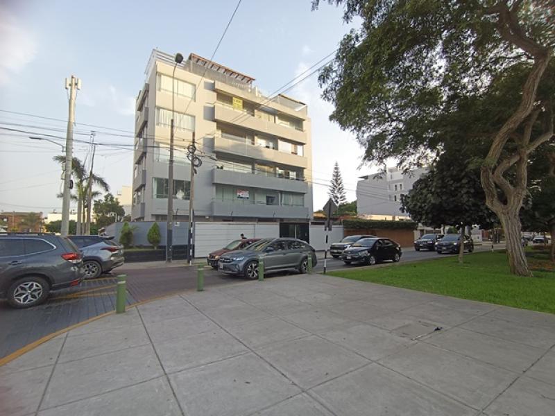 Dpto. Dúplex en Alquiler en Urb. La Aurora Miraflores 3 Dormitorios $1,500  A.O. 233 mt.