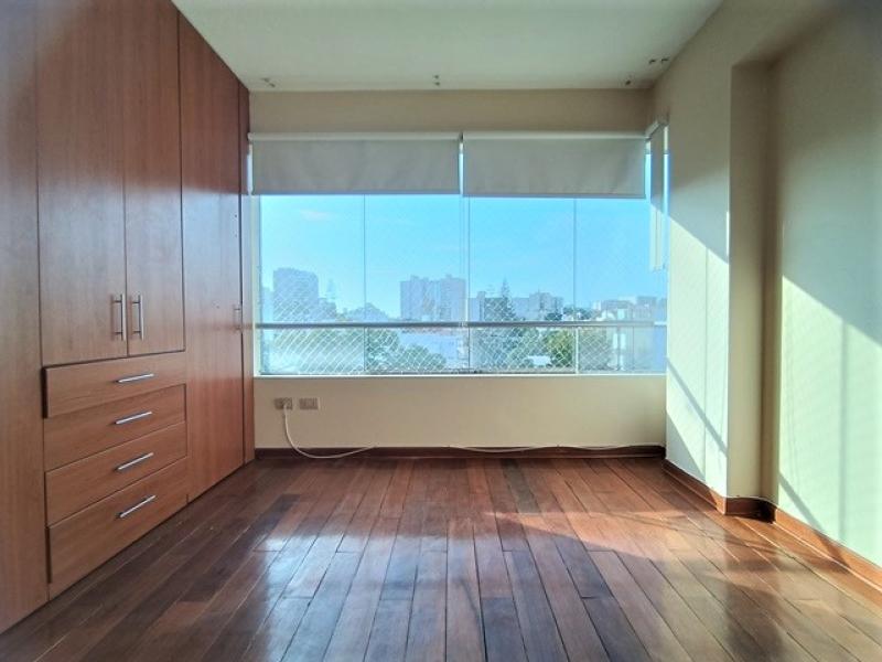 Dpto. Dúplex en Alquiler en Urb. La Aurora Miraflores 3 Dormitorios $1,500  A.O. 233 mt.
