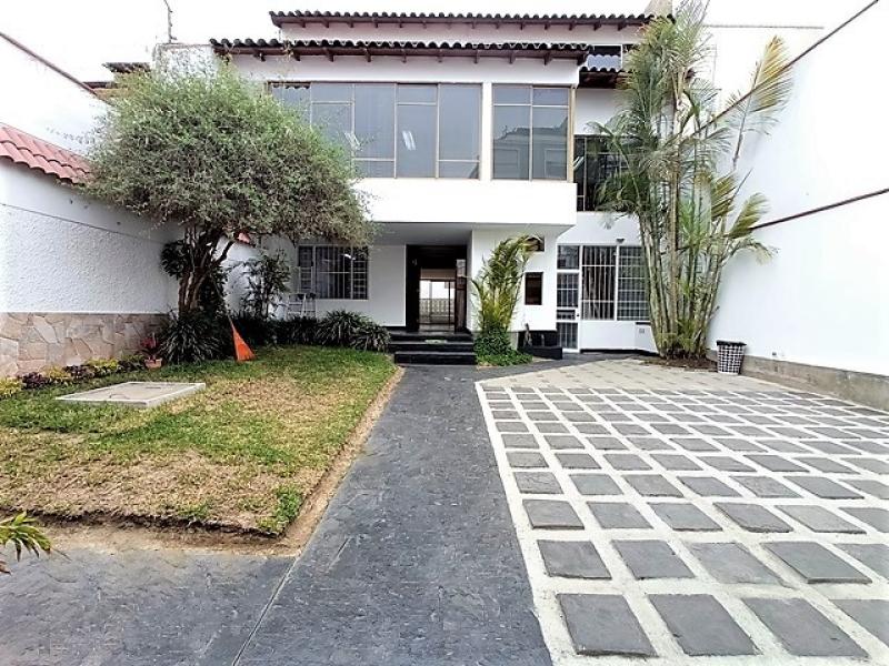Casa Ideal oficina Administrativa Puerta Cerrada en Alquiler Urb. Santa Rita Surco $2,200