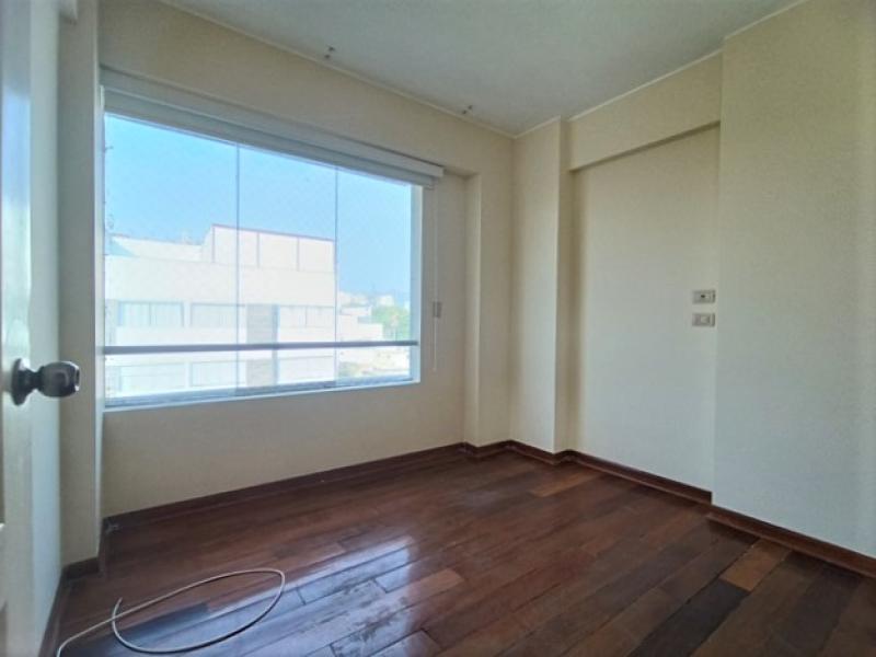 Dpto. Dúplex en Alquiler en Urb. La Aurora Miraflores 3 Dormitorios $1,500  A.O. 233 mt.
