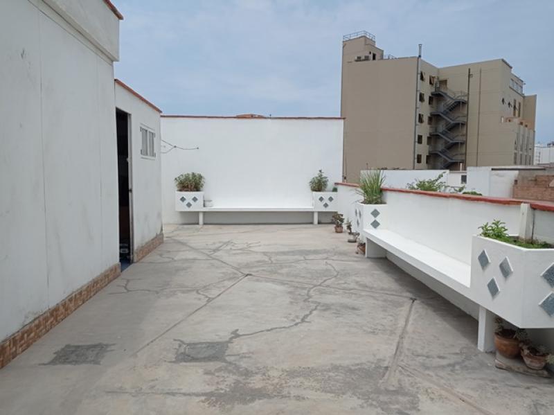 Casa en Venta en Miraflores 2 Plantas 5 Dormitorios $649,000 A.T. 301