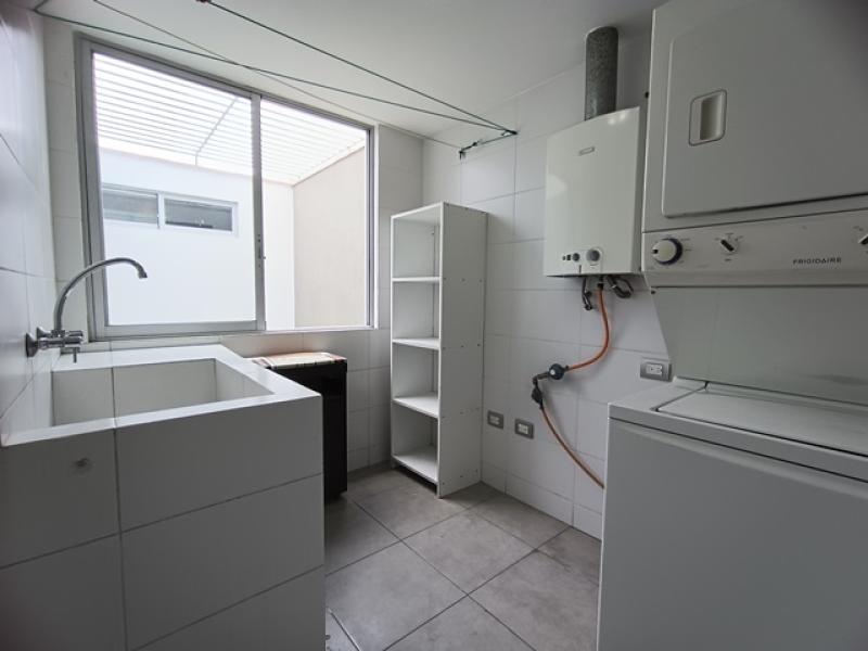 Exclusiva Residencia en Venta en Urb. Aurora Miraflores 4 Dormitorios 4 Baños A.T  315 mt.