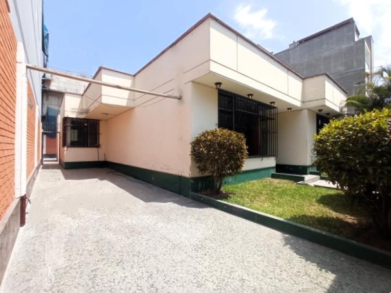 Casa en Venta en Urb. Las Gardenias Surco 1 Planta 3 Dormitorios $460,000 A.T. 300 mt.