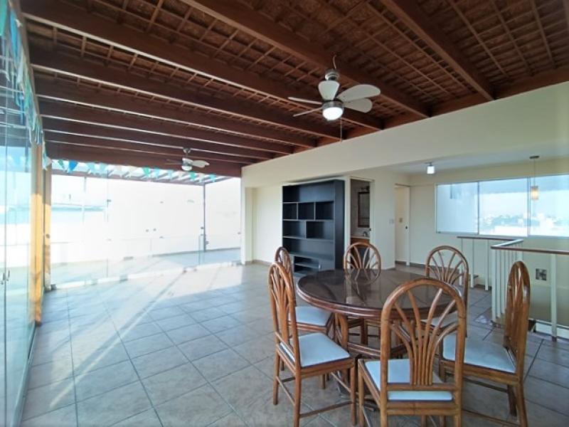 Dpto. Dúplex en Alquiler en Urb. La Aurora Miraflores 3 Dormitorios $1,500  A.O. 233 mt.