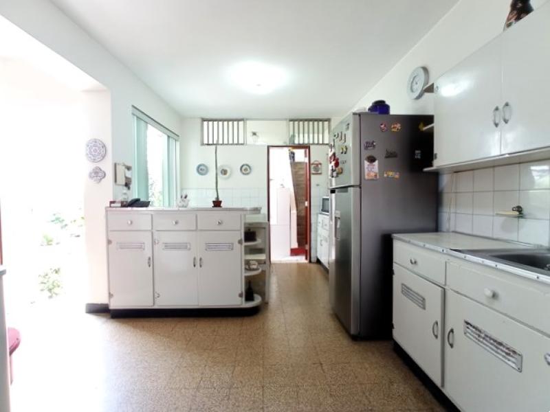 Casa en Venta de 2 Plantas en Miraflores Cerca a Parque A.t. 301 MT. $649,000