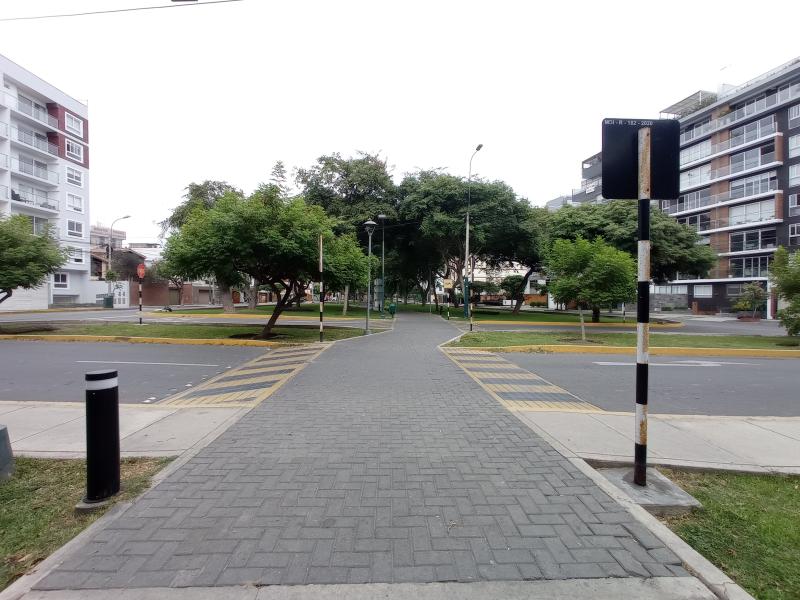 Casa como Terreno en Venta Urb. El Palomar San Isidro Zonificación 7 Pisos $819,000