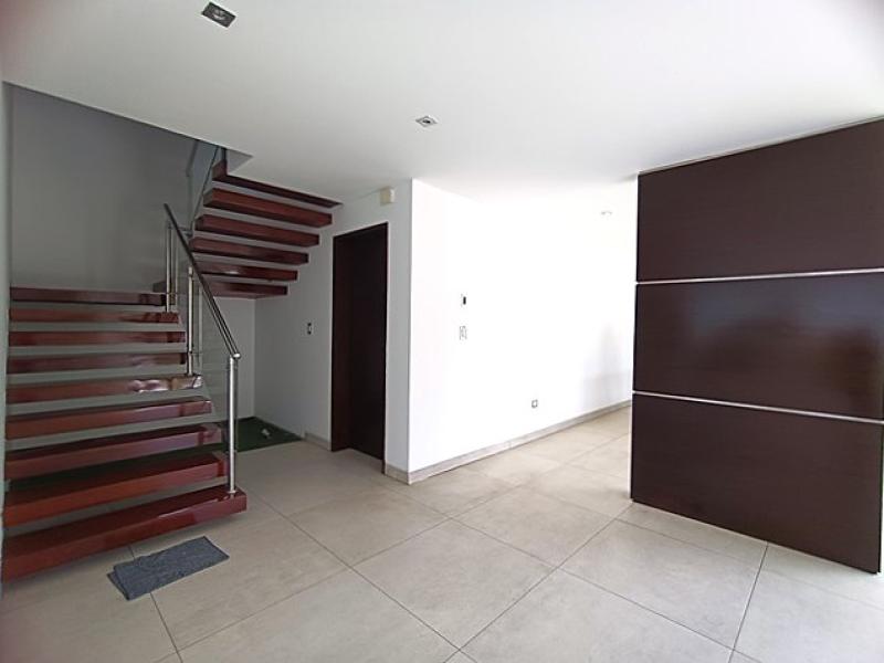 Exclusiva Residencia en Venta en Urb. Aurora Miraflores 4 Dormitorios 4 Baños A.T  315 mt.