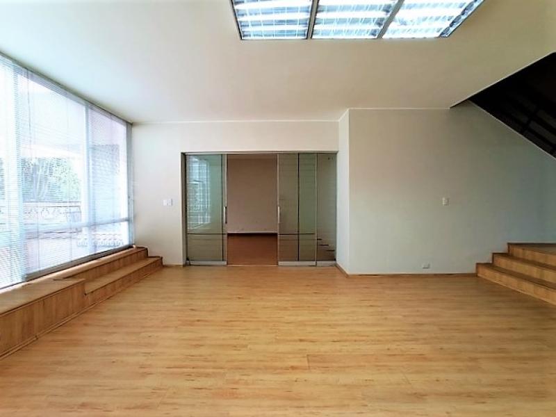 Casa Ideal oficina Administrativa Puerta Cerrada en Alquiler Urb. Santa Rita Surco $2,200