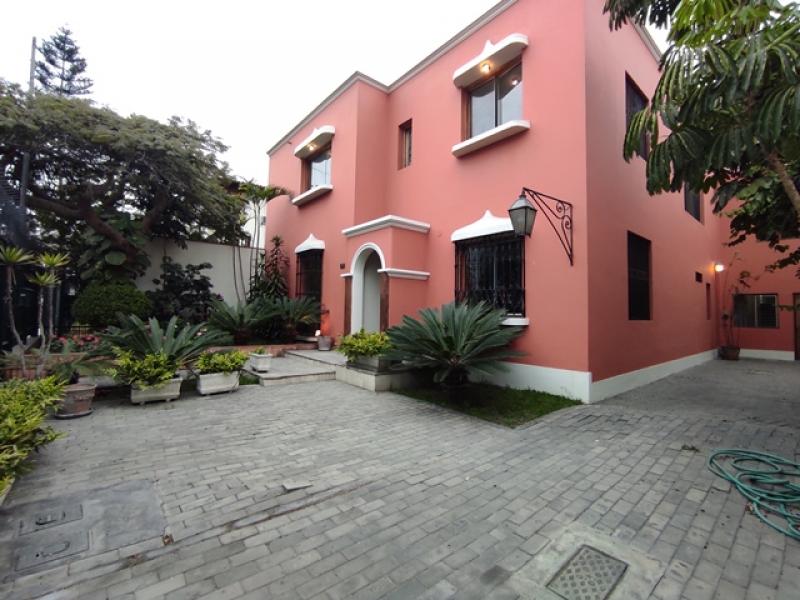 Casa en Alquiler en Zona Exclusiva de San Isidro  4 Dormitorios