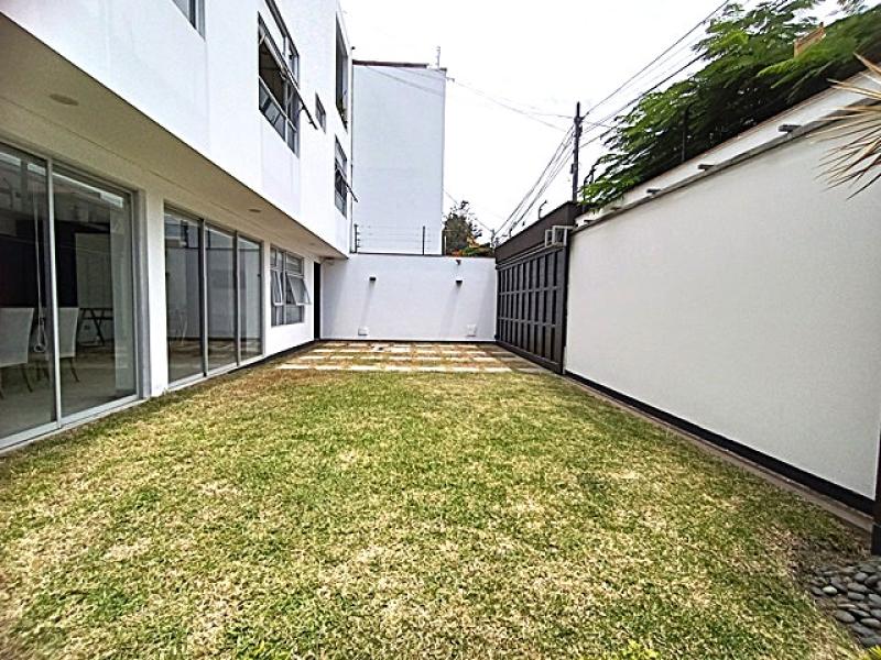Exclusiva Residencia en Venta en Urb. Aurora Miraflores 4 Dormitorios 4 Baños A.T  315 mt.