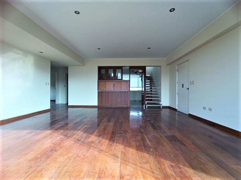 Dpto. Dúplex en Alquiler en Urb. La Aurora Miraflores 3 Dormitorios $1,500  A.O. 233 mt.