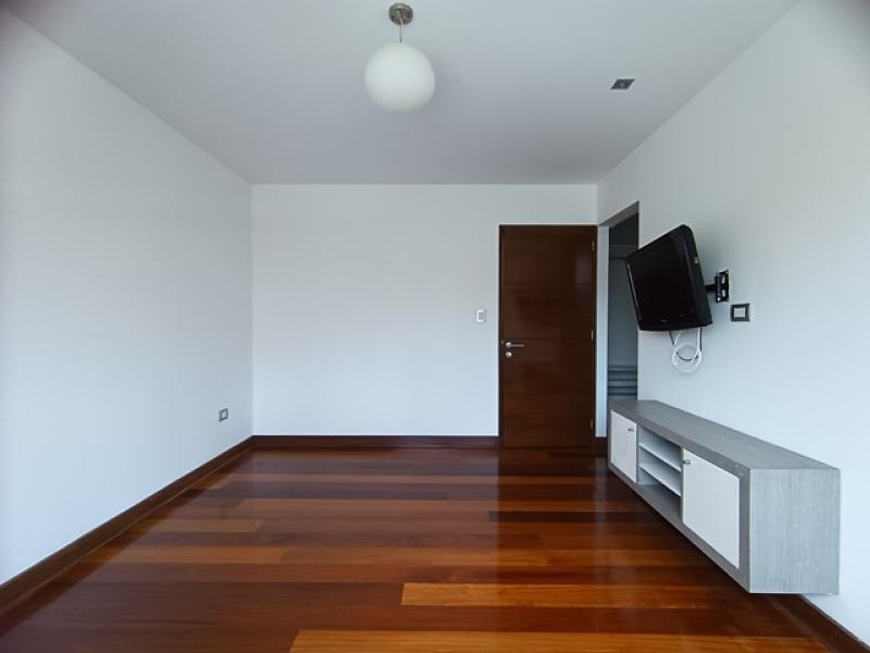 Exclusiva Residencia en Venta en Urb. Aurora Miraflores 4 Dormitorios 4 Baños A.T  315 mt.